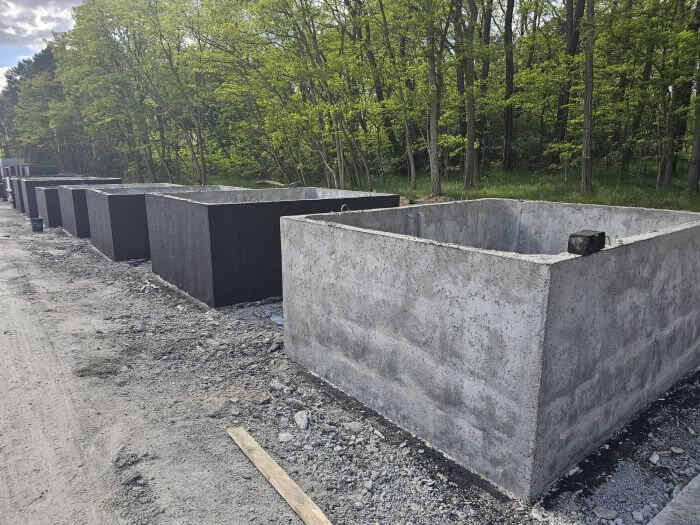 Plac produkcyjny z szambami betonowymi Dąbrowa Górnicza gotowymi do transportu